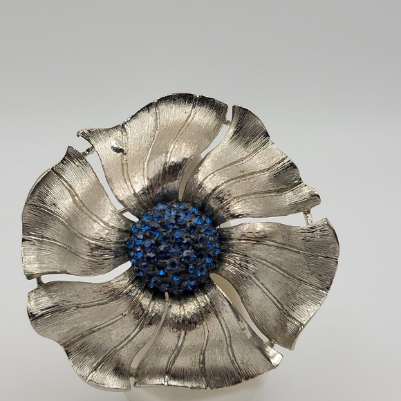 Vintage MCM Silver Plated Flower Brooch with Blue Center Glass Stones - Picture 2 of 5